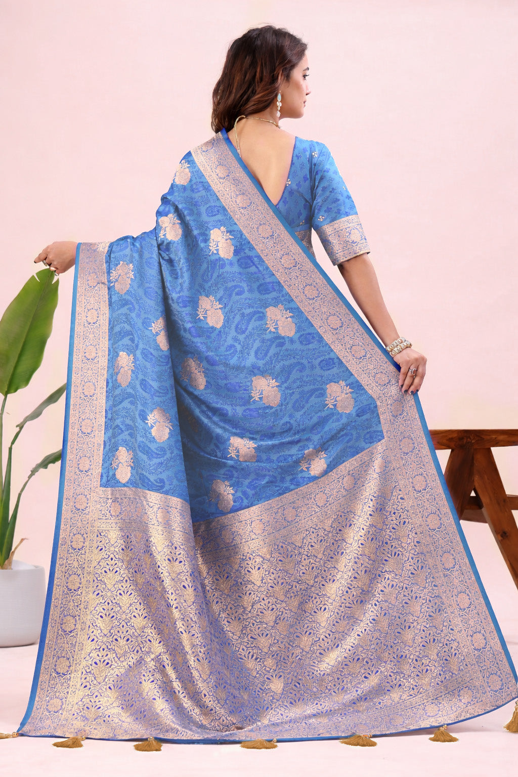 Women's Pink Banarasi Jacquard Silk Saree with Gold Woven Design & Blouse Piece