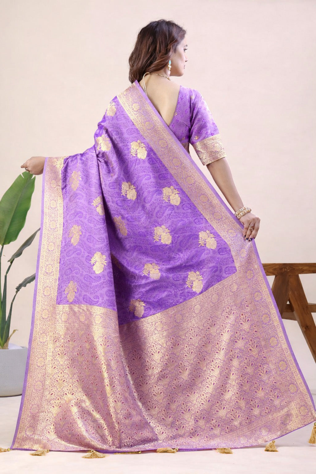Women's Pink Banarasi Jacquard Silk Saree with Gold Woven Design & Blouse Piece