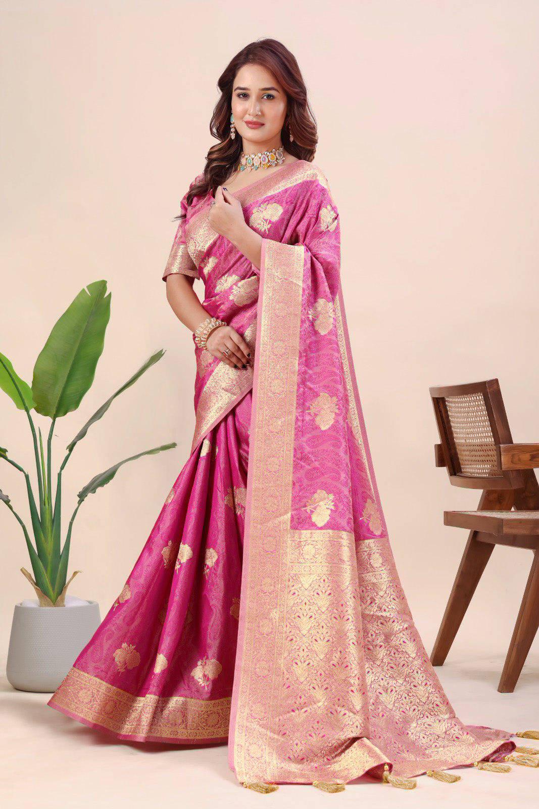 Women's Pink Banarasi Jacquard Silk Saree with Gold Woven Design & Blouse Piece