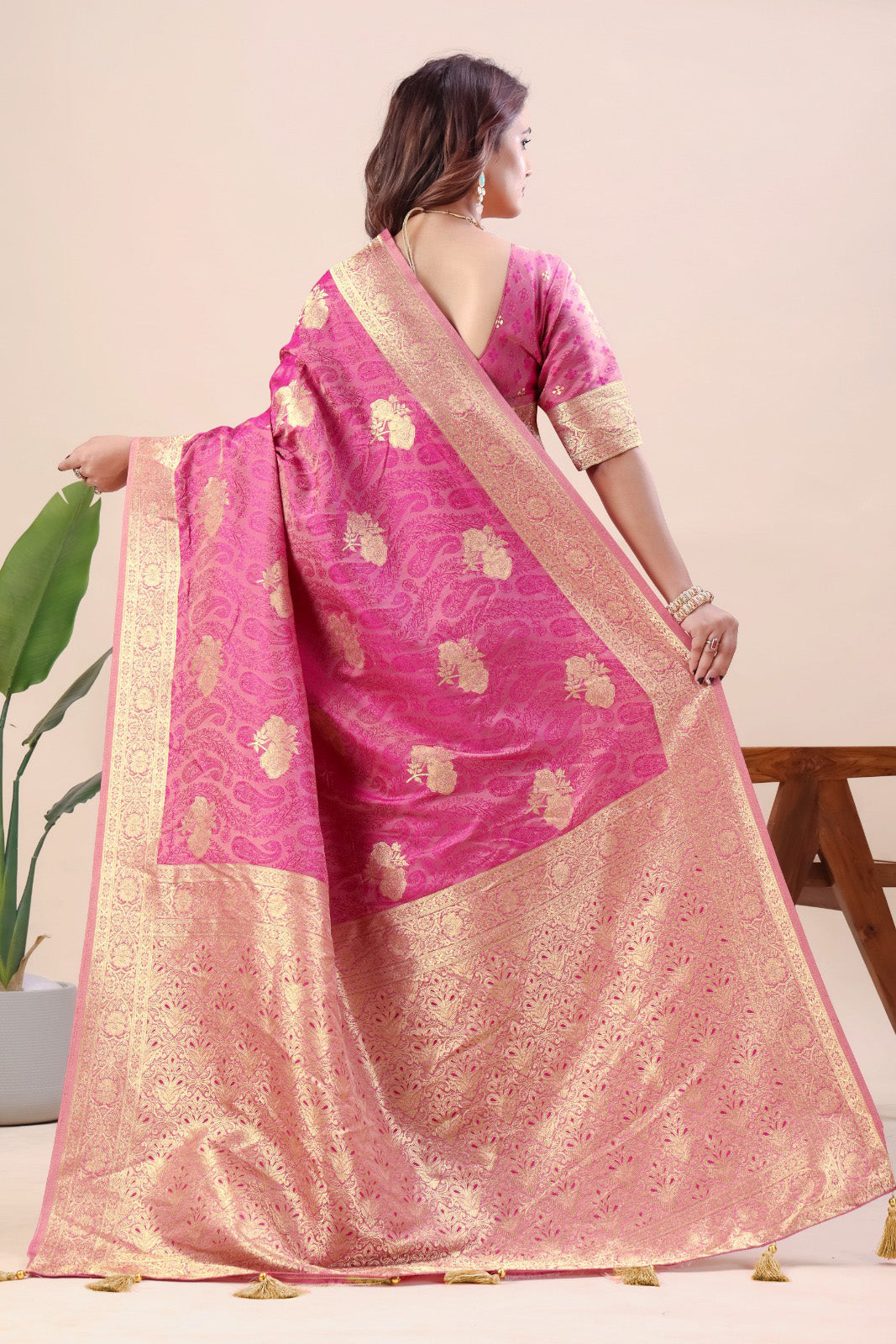 Women's Pink Banarasi Jacquard Silk Saree with Gold Woven Design & Blouse Piece