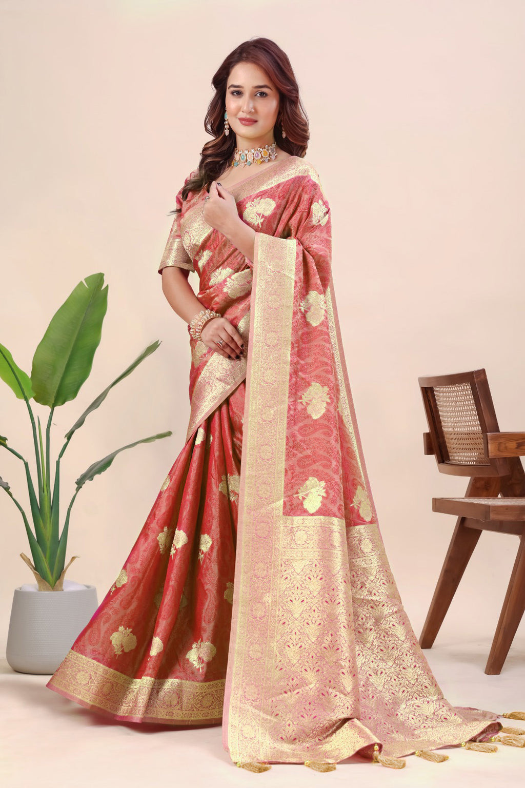 Women's Pink Banarasi Jacquard Silk Saree with Gold Woven Design & Blouse Piece