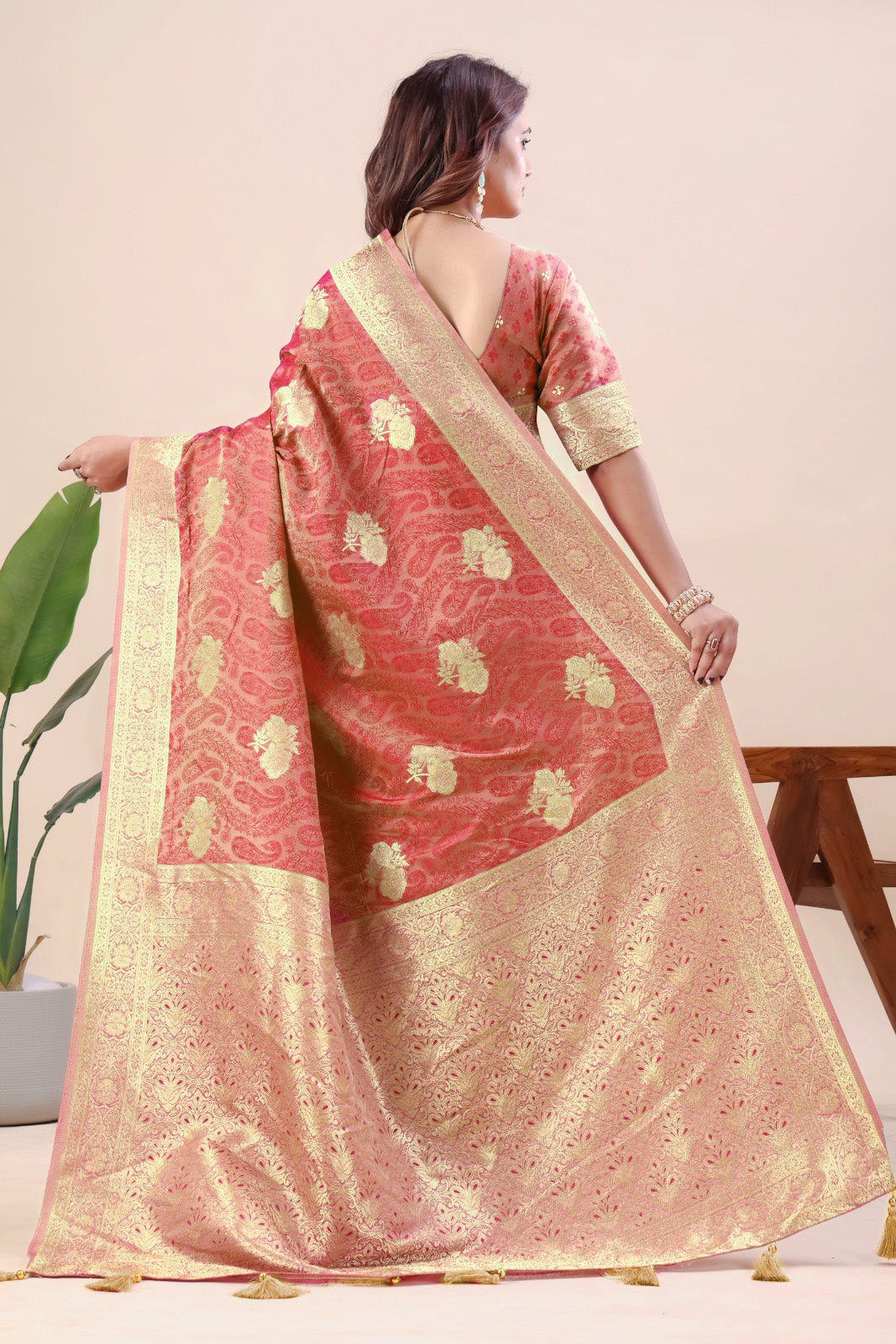 Women's Pink Banarasi Jacquard Silk Saree with Gold Woven Design & Blouse Piece