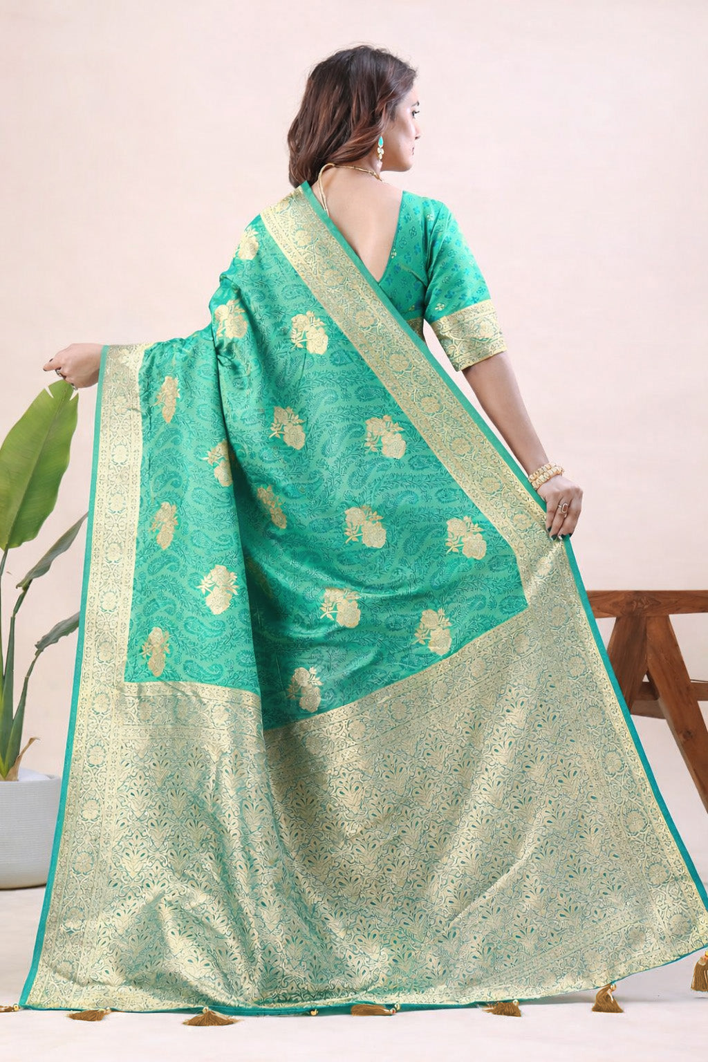 Women's Pink Banarasi Jacquard Silk Saree with Gold Woven Design & Blouse Piece