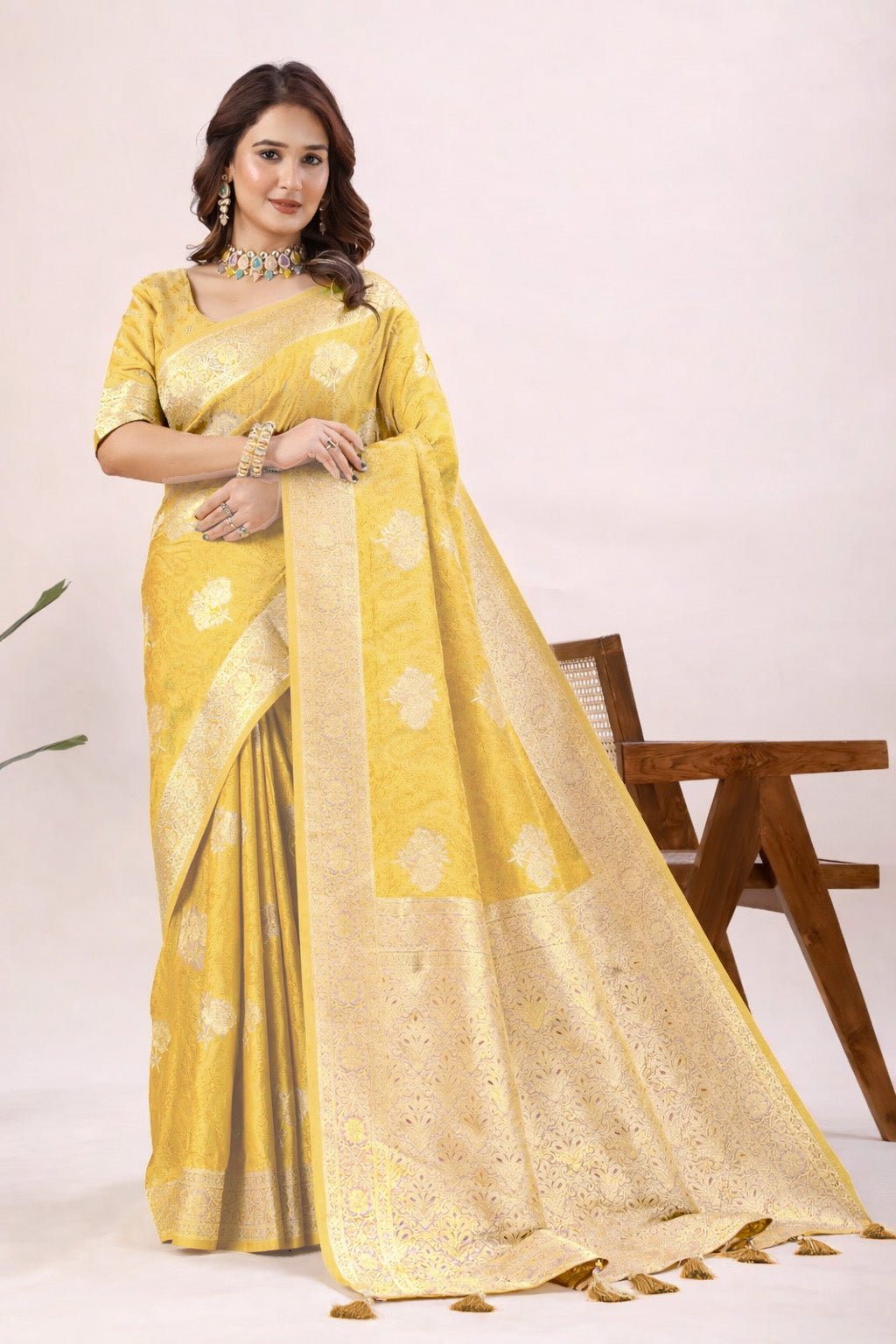 Women's Pink Banarasi Jacquard Silk Saree with Gold Woven Design & Blouse Piece