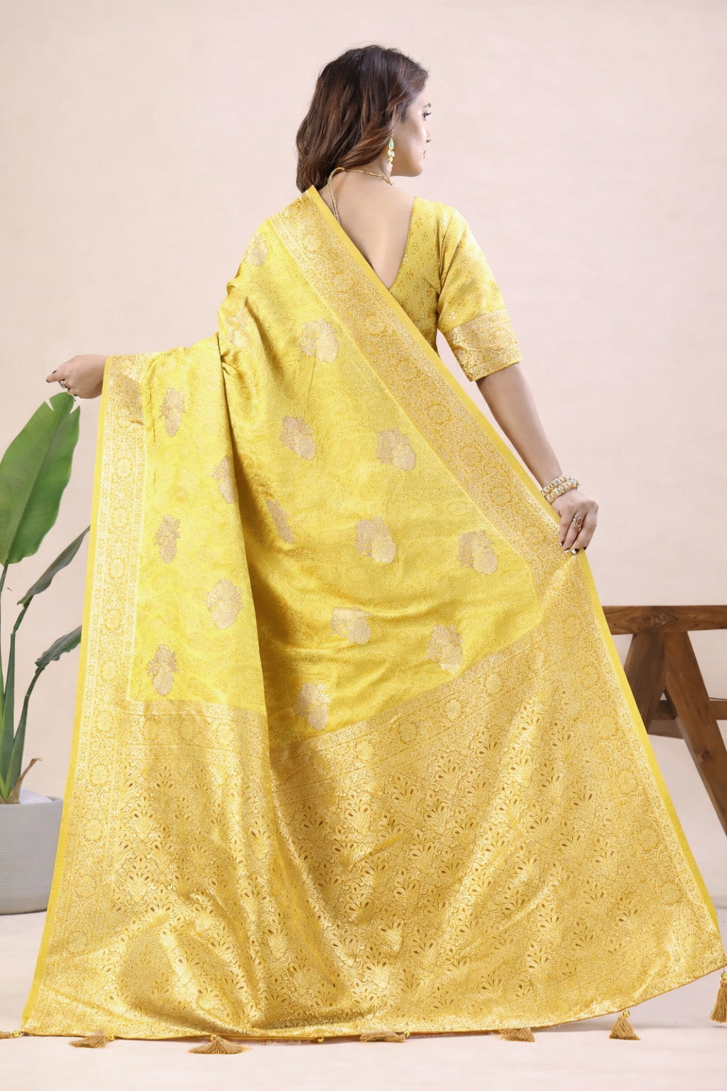 Women's Pink Banarasi Jacquard Silk Saree with Gold Woven Design & Blouse Piece